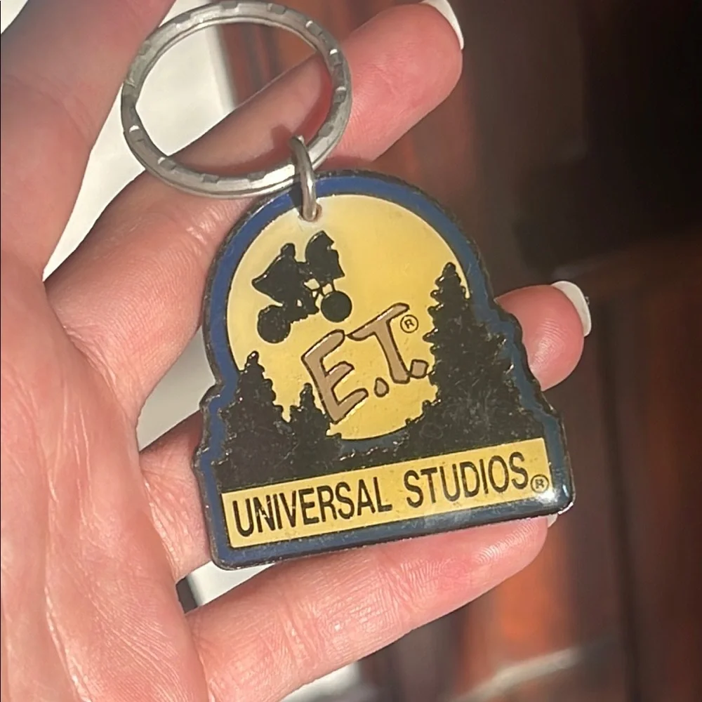 1982 E.T. Universal Studios vintage keychain